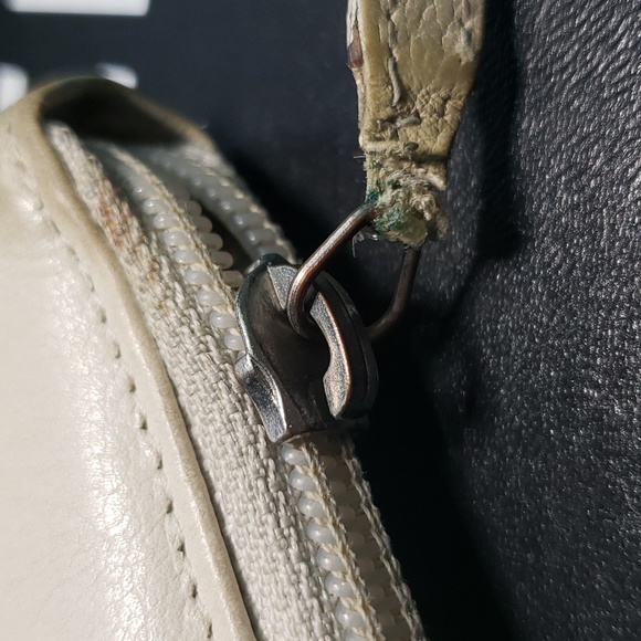 Chanel Off-White Camellia Zipped Wallet - Picture 6 of 16